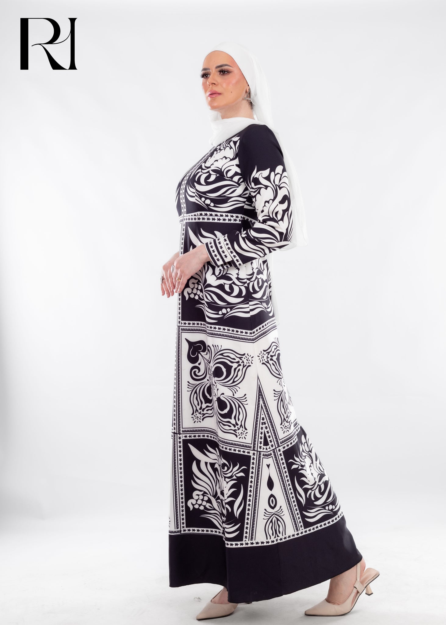 Black & White Baroque Print Maxi with Artistic Edge - Ruehaya