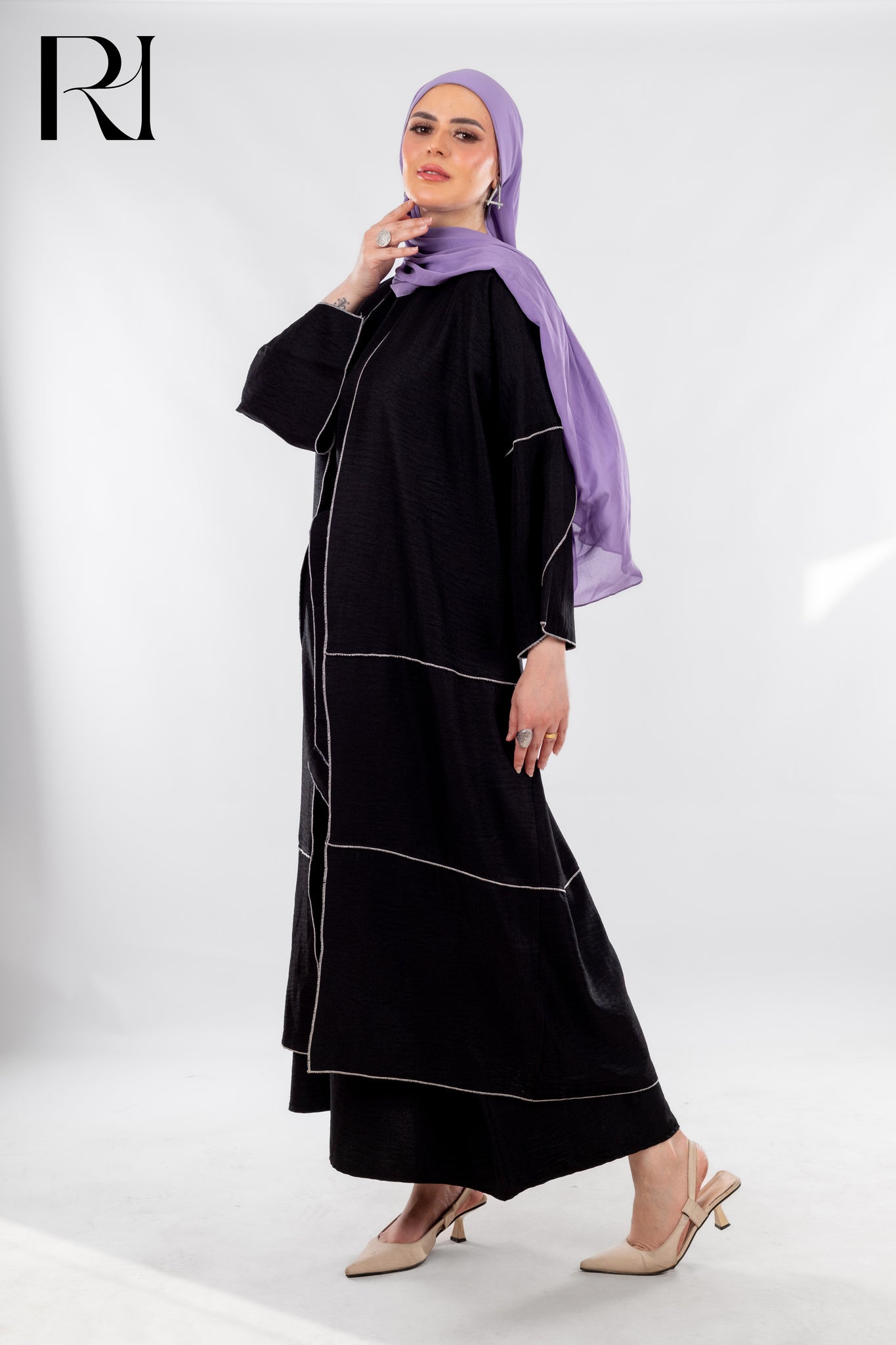 Urban Frame Abaya Elegance in Minimal Lines - Ruehaya