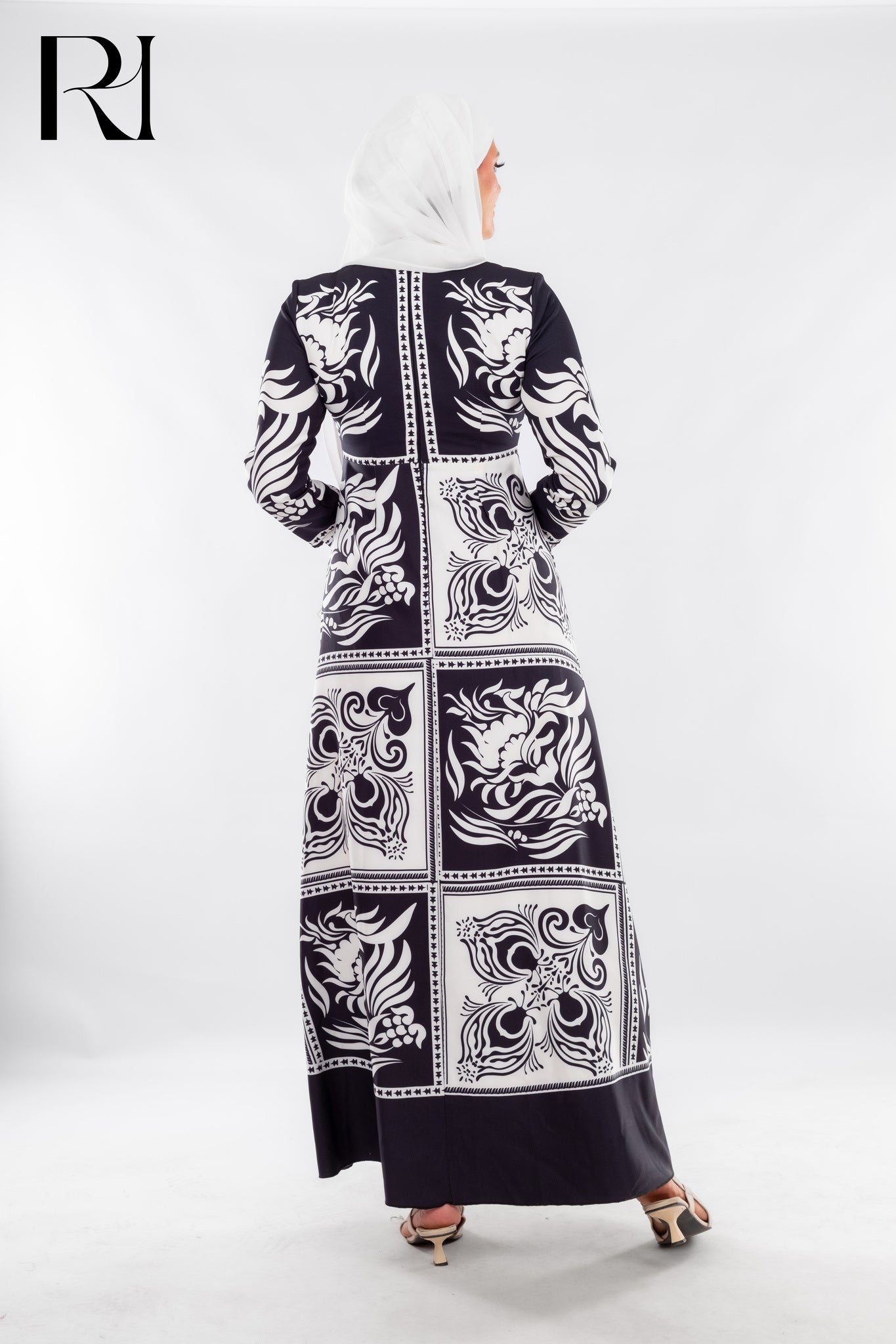 Black & White Baroque Print Maxi with Artistic Edge - Ruehaya