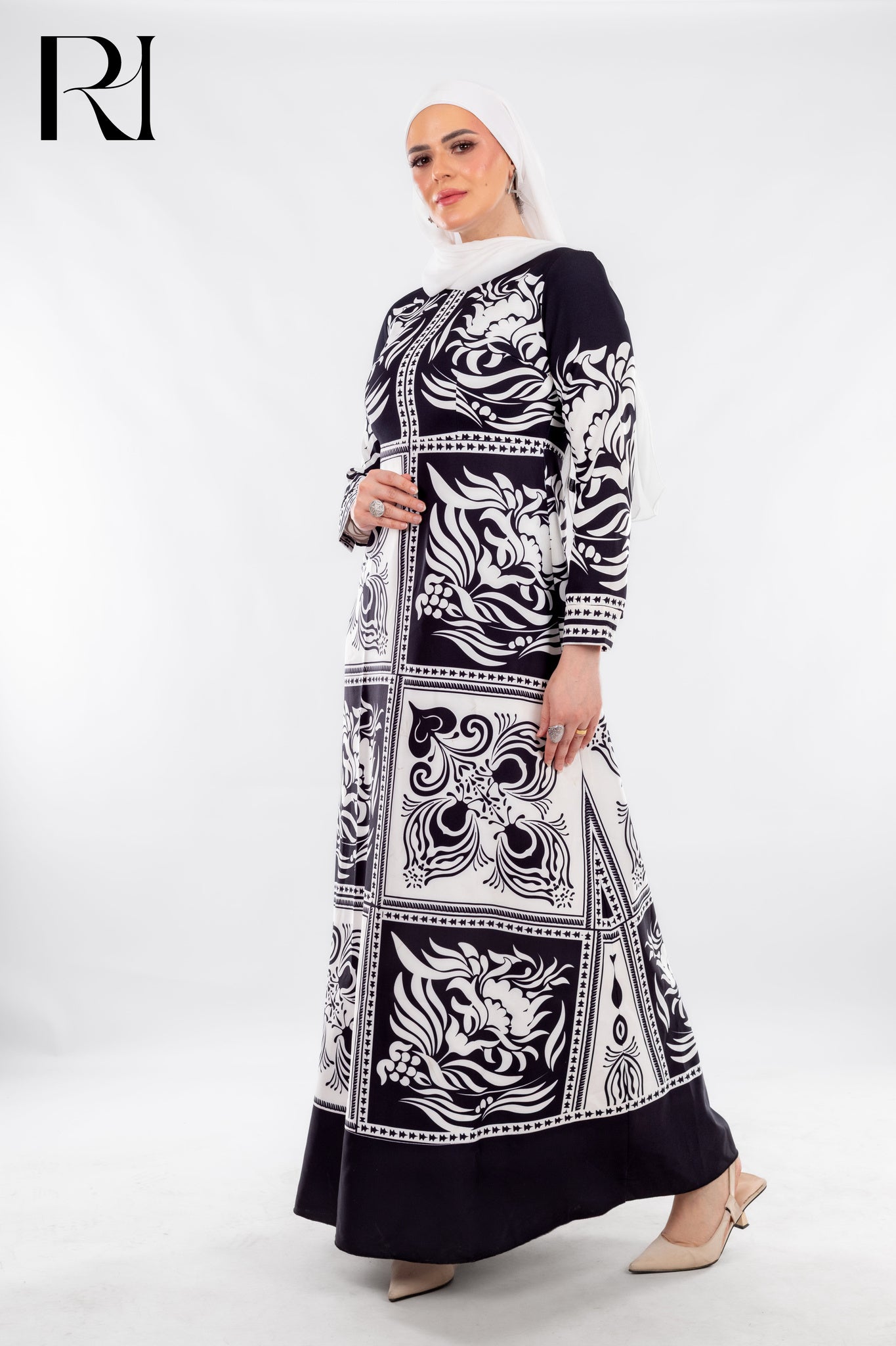 Black & White Baroque Print Maxi with Artistic Edge - Ruehaya