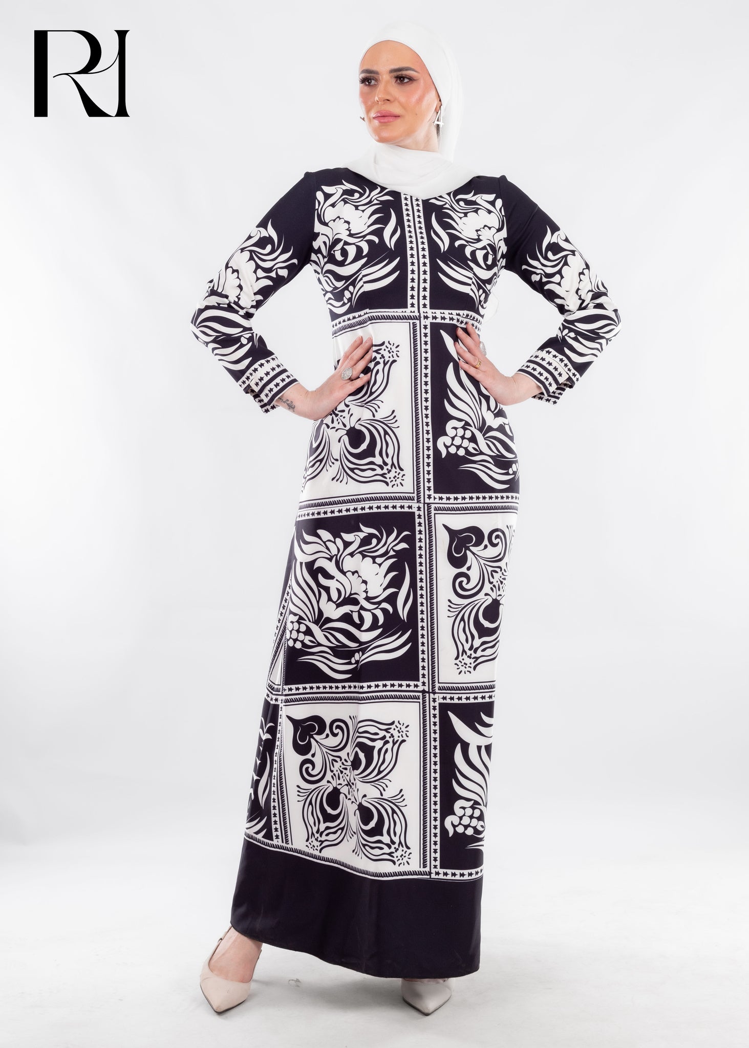 Black & White Baroque Print Maxi with Artistic Edge - Ruehaya